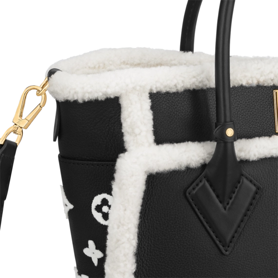 Grab Discount on Women's Designer Handbag - Louis Vuitton On My Side MM