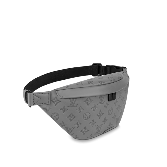 Elevate your style with the Louis Vuitton Discovery Bumbag Anthracite gray.