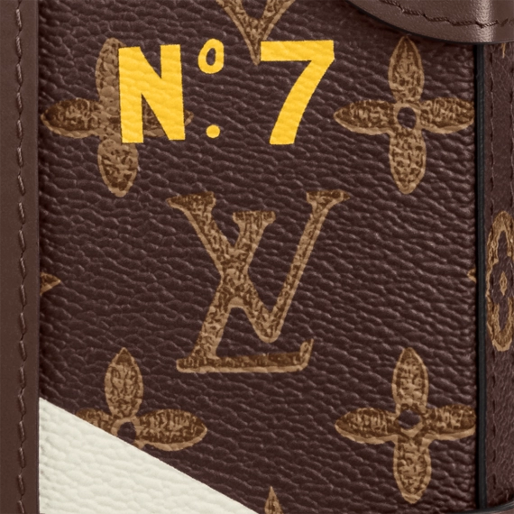 Women's Fashion Must-Have - Louis Vuitton Soft Trunk Wearable Wallet