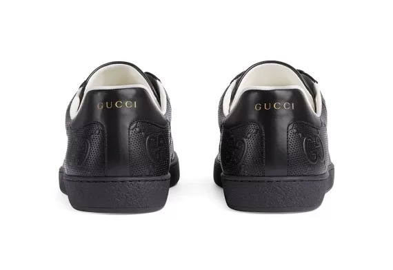 Upgrade your style with the Gucci Ace GG Supreme sneakers - Black!