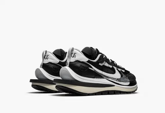 The sacai x Nike Vapor Waffle - Sacai - Black White