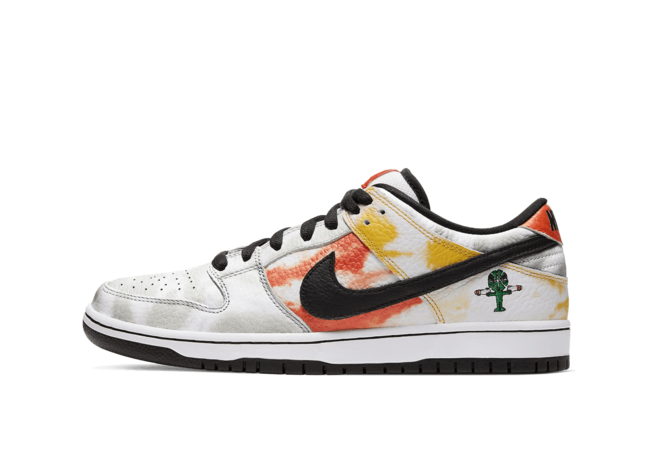 Shop Women's SB DUNK LOW - Tie-Dye Rayguns 2019 - White