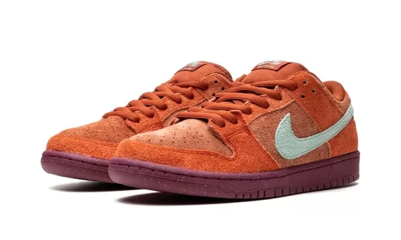 SB Dunk Low Pro PRM - Mystic Red