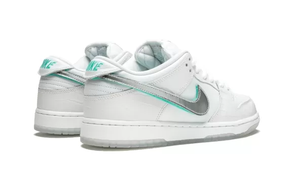 SB Dunk Low Pro OG QS - Diamond Supply White